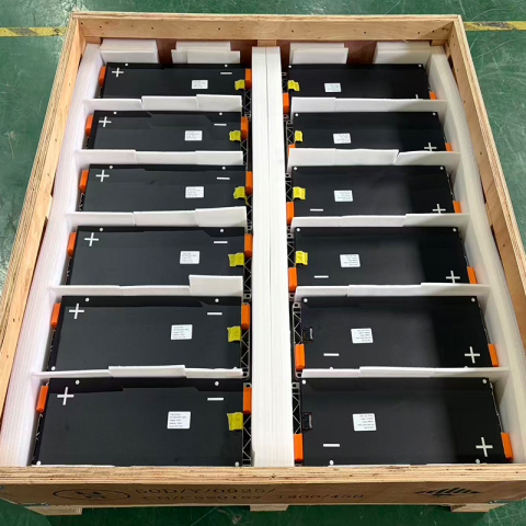 LYTH versendet 400 Sätze von 1P8S 102Ah LFP-Batteriemodulen